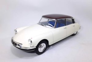 Voiture de 1956 couleur blanc – CITROEN DS 19