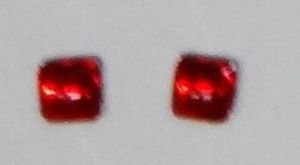 ART04360_R - Accessoire pour tracteur - 2x2 mm - 2 Pastilles de phare carré couleur rouge