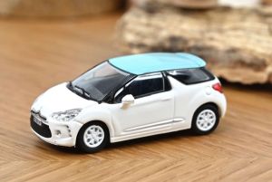 NOREV155254 - Voiture de 2010  Blanc Banquise et toit Bleu Boticelli - CITROEN DS3
