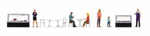 NOC16245 - 6 personnages au café avec tables chaises et buffet