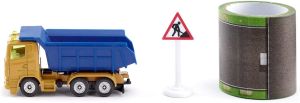 Camion benne avec route