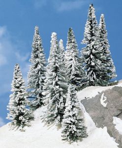 HEK2160 - Décor pour diorama - 8 Sapins enneigés de 5 à 7cm