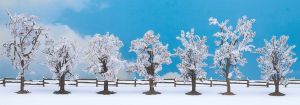 7 arbres hauteur 8 à 10 cm enneigés