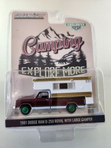 GREEN30409VERT - Voiture sous blister de la série CAMPING - JANTES VERTES - DODGE Ram D-250 royal Pick-up rouge 1981 avec grand camping car