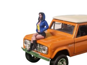 ATLAN32022_BLEU_JAUNE - Figurine avec sweat à capuche bleu - Femme assise