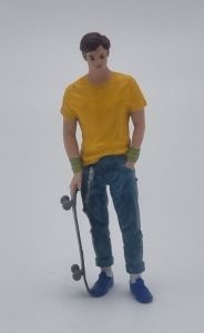 ATLAN32038 - Figurine avec skateboard - Jeune homme avec tee-shirt jaune