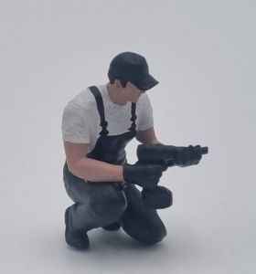 ATLAN32047_GRISF - Figurine avec cotte grise foncé - Mécanicien à genou avec clé à choc