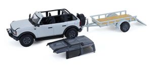 GREEN32330-D - Voiture sous blister de la série HITCH & TOW - FORD Bronco 2021 vert cactus avec remorque et moto