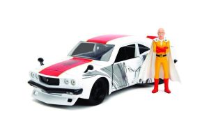 JAD33688 - MAZDA RX-3 1974 met Saitama ONE PUNCH MAN figuur