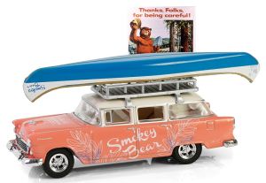 GREEN38070-A - Voiture sous blister de la série SMOKEY BEAR - CHEVROLET Two-Ten Townsman 1955 avec canoë sur le toit