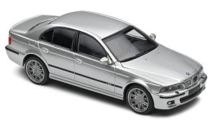 Voiture de couleur argent - BMW M5 E39