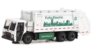 GREEN45170-C - Camion sous blister de la série SD TRUCKS – Poubelle de New York – MACK LR Electric de 2021