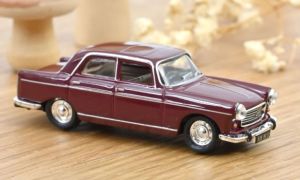 NOREV474451 - Voiture de 1968 couleur bordeaux – PEUGEOT 404
