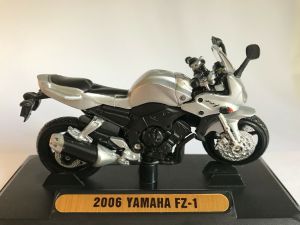 MMX76205GRIS - Moto de 2006 couleur grise – YAMAHA FZ-1