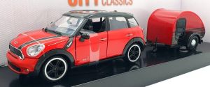 Voiture avec caravane de couleur rouge - MINI COOPER Countryman S
