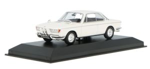Voiture coupé de 1967 couleur blanche - BMW 2000CS