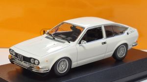 MXC940120121 - Voiture de 1976 couleur blanche – ALFA ROMEO Alfetta GTV