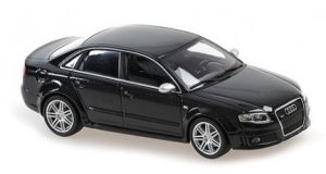 Voiture de 2004 couleur argent métallique – AUDI RS4
