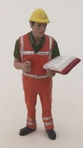 Figurine inspectant le chantier avec tenue orange et son casque