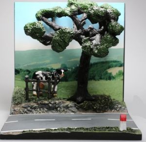 Plaque de décoration avec route de campagne vache et arbre