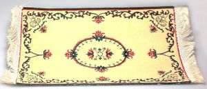 AKI0175 - Accessoire de maison de poupée tapis avec fleurs de dimension 24x15cm