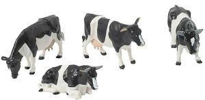 BRI40961 - 3 vaches debout et 1 vache couchée de race Holstein