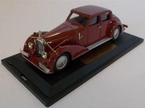 Voiture berline VOISIN C28 Cimier de 1935 de couleur bordeaux modèle en résine