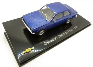 Voiture berline 2 portes CHEVROLET Chevette Luxo de 1973 de couleur bleue métallisée