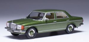 IXOCLC587N.22 - Voiture de 1976 couleur verte - MERCEDES 240D
