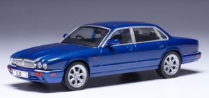 IXOCLC588N.22 - Voiture de 1998 couleur bleu - JAGUAR XJ8