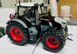 CW0289 - Tracteur de couluer noir jantes rouges  - FENDT 728 Vario