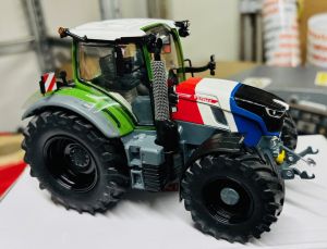 CW0290 - Tracteur de couleur bleu blanc rouge - FENDT 728 Vario