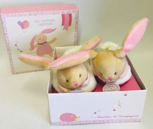 DC3035 - Chaussons avec hochet de la gamme DOUDOU ET COMPAGNIE-  de la naissance à 6 mois Lapin de couleur Rose