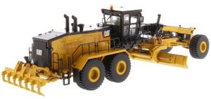 DCM85552 - CATERPILLAR 24M équipée du ripper accompagnée d'une figurine et d'une boite métallique