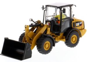 CATERPILLAR 906M sur pneus accompagné d'une figurine et d'une boite en métal