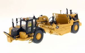DCM85921 - CATERPILLAR 627K bi-moteurs avec boucle de tractage accompagné d'une figurine et d'une boite en métal