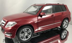 Voiture 4x4 - Mercedes-Benz GLK 300 de couleur Bordeaux