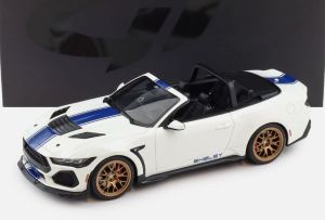 GT572 - Voiture de 2025 couleur blanche avec rayures bleue - SHELBY Mustang Supernake