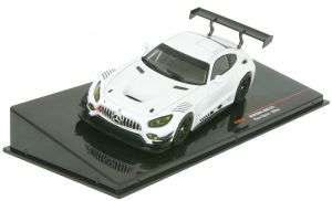 Voiture de courses des Race Specs MERCEDES AMG GT3  de couleur blanche