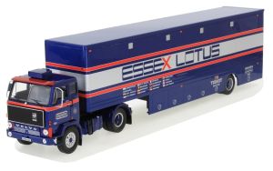 IXOTTR021 - Camion 4x2 VOLVO F89 avec semi caisse rigide 1 essieu pour transport de voitures de courses aux couleurs de Team Essex Lotus