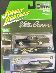 JLCT016B-A - Voiture sous blister de la série COLLECTOR TINS 2025 - OLDS Vista Cruiser 1964 Vert