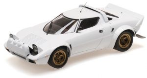 Voiture sportive LANCIA Stratos de 1974 de couleur blanche