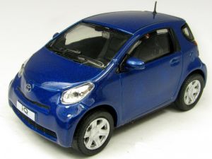 Voiture citadine TOYOTA IQ de couleur bleue