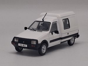 ODE177 - Voiture de couleur blanche - CITROEN C15