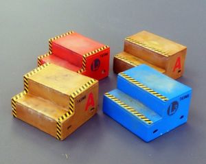 Ensemble de 4 marches pieds miniatures à assembler et à peindre avec décalcomanies incluses