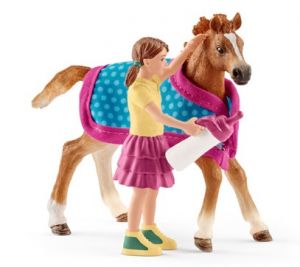 SHL42361 - Figurine et accessoire de l'univers des chevaux - Poulain avec couverture