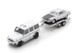 SCH87U00068 - Voiture de couleur blanc - MERCEDES BENZ G-Class avec remorque 2 essieux et MERCEDES BENZ 450 SLC de couleur argent