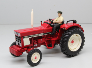 REP159 - Tracteur INTERNATIONAL 644 2 roue motrices accompagné d'une figurine