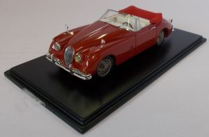 Voiture cabriolet JAGUAR XK 150 de 1958 de couleur rouge modèle en résine