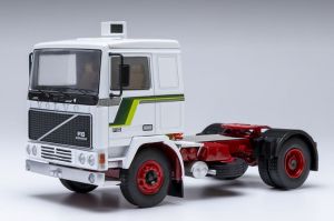 IXOTR228.22 - Camion solo de 1983 couleur blanc et vert - VOLVO F10 4x2